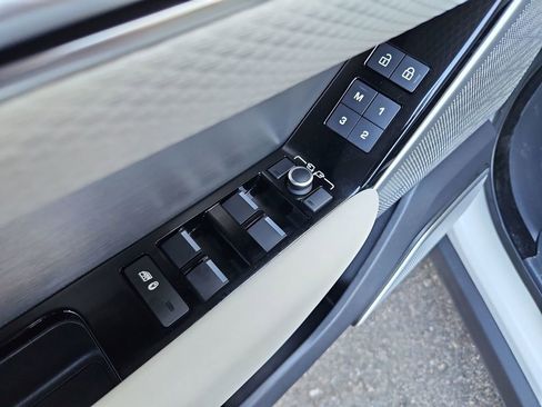 Used 2023 Land Rover Range Rover Velar R-Dynamic S image 28