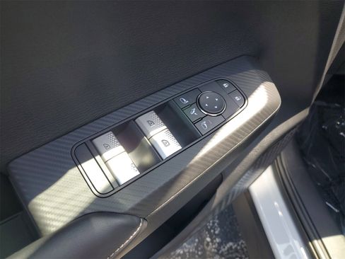 New 2025 Mitsubishi Outlander SE image 9