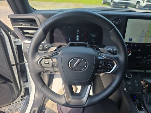 Used 2026 Lexus GX 550 w/ Accessory Package (2T) AWD/4WD image 17