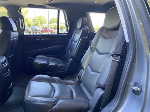 Used 2020 Cadillac Escalade Luxury AWD/4WD image 35