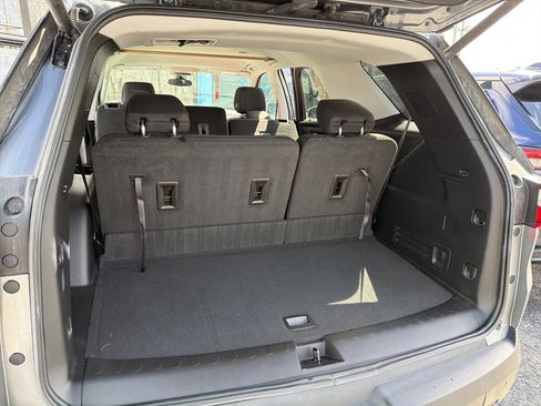 Used 2021 Chevrolet Traverse LT image 24