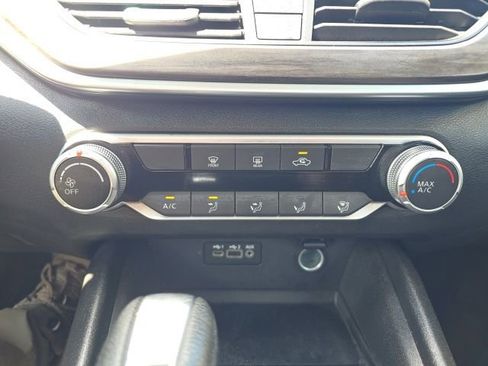 Used 2025 Nissan Altima 2.5 SV FWD image 19