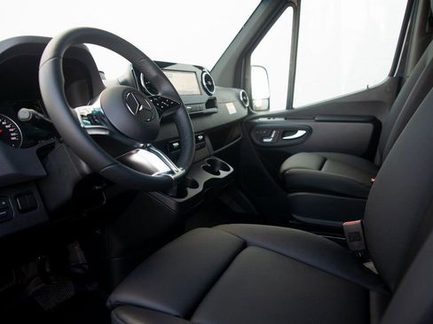 Used 2025 Mercedes-Benz Sprinter 2500 image 23