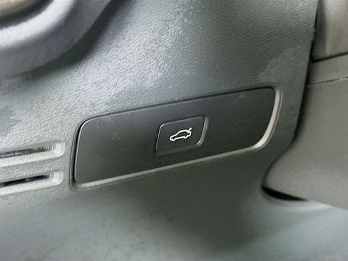 Used 2025 Volvo XC40 B5 Core image 17