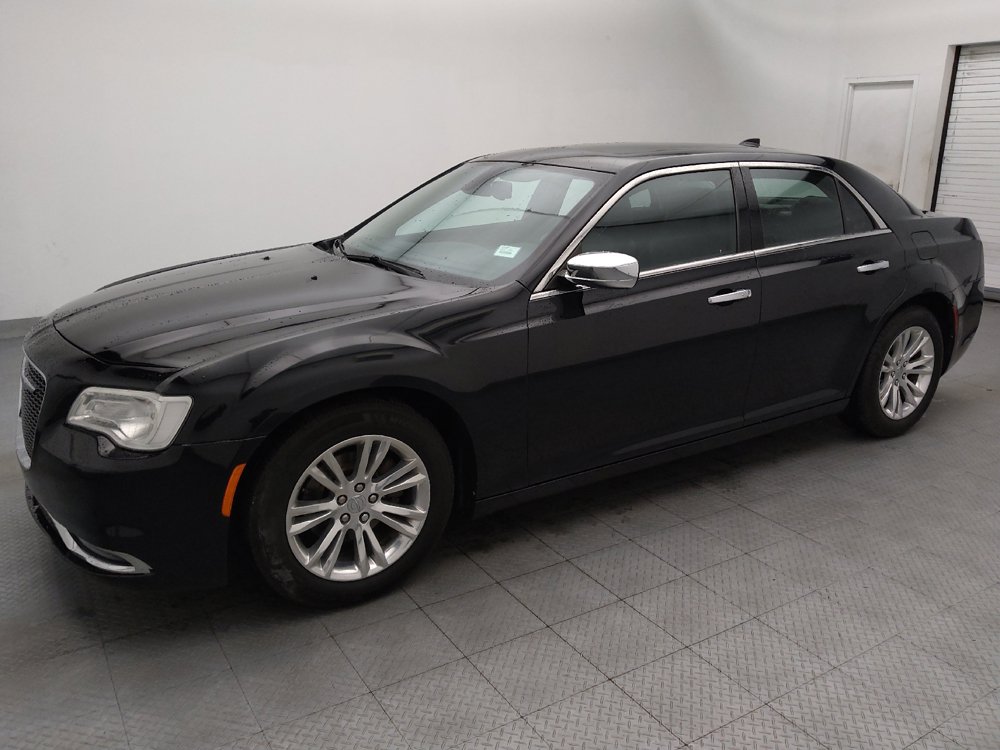 Used 2017 Chrysler 300 C RWD image 2