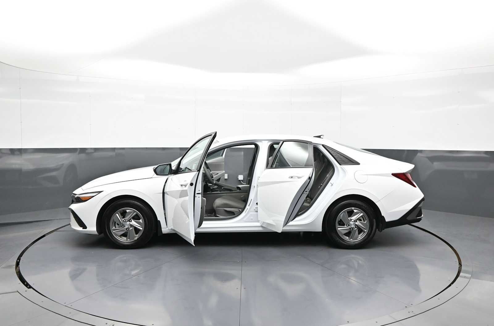 Used 2025 Hyundai Elantra SE FWD image 42