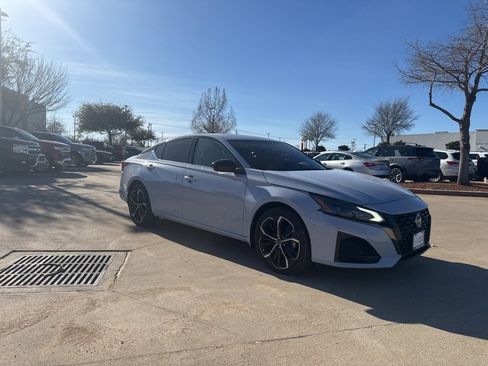 Certified 2023 Nissan Altima 2.5 SR w/ SR Premium Package image 8