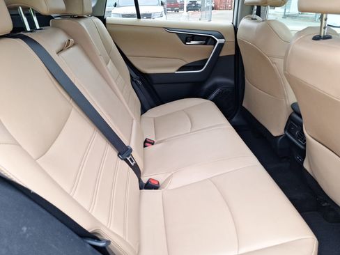 Used 2022 Toyota RAV4 XLE Premium image 31