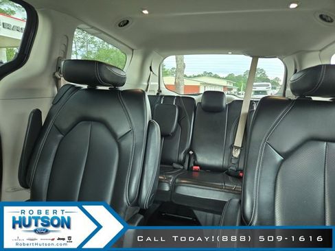 Used 2023 Chrysler Pacifica Touring-L FWD image 19