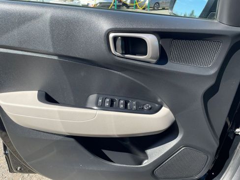 Used 2025 Hyundai Venue SEL image 18