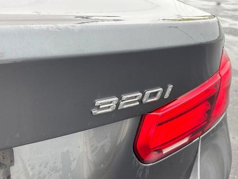 Used 2018 BMW 320i xDrive Sedan AWD/4WD image 9