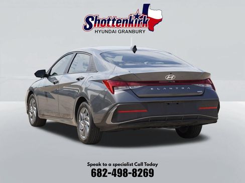 Used 2025 Hyundai Elantra Hybrid FWD image 8