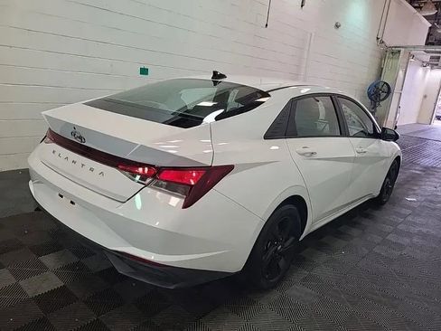 Used 2021 Hyundai Elantra SEL w/ Convenience Package image 3
