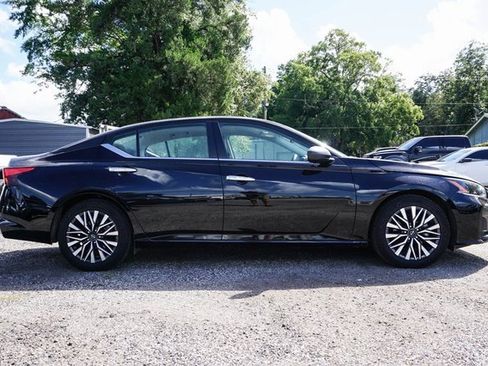 Used 2024 Nissan Altima 2.5 SV image 3