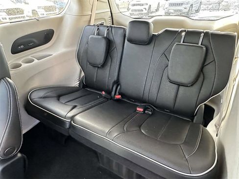 Used 2022 Chrysler Pacifica Limited image 12