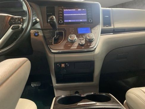 Used 2018 Toyota Sienna XLE image 19
