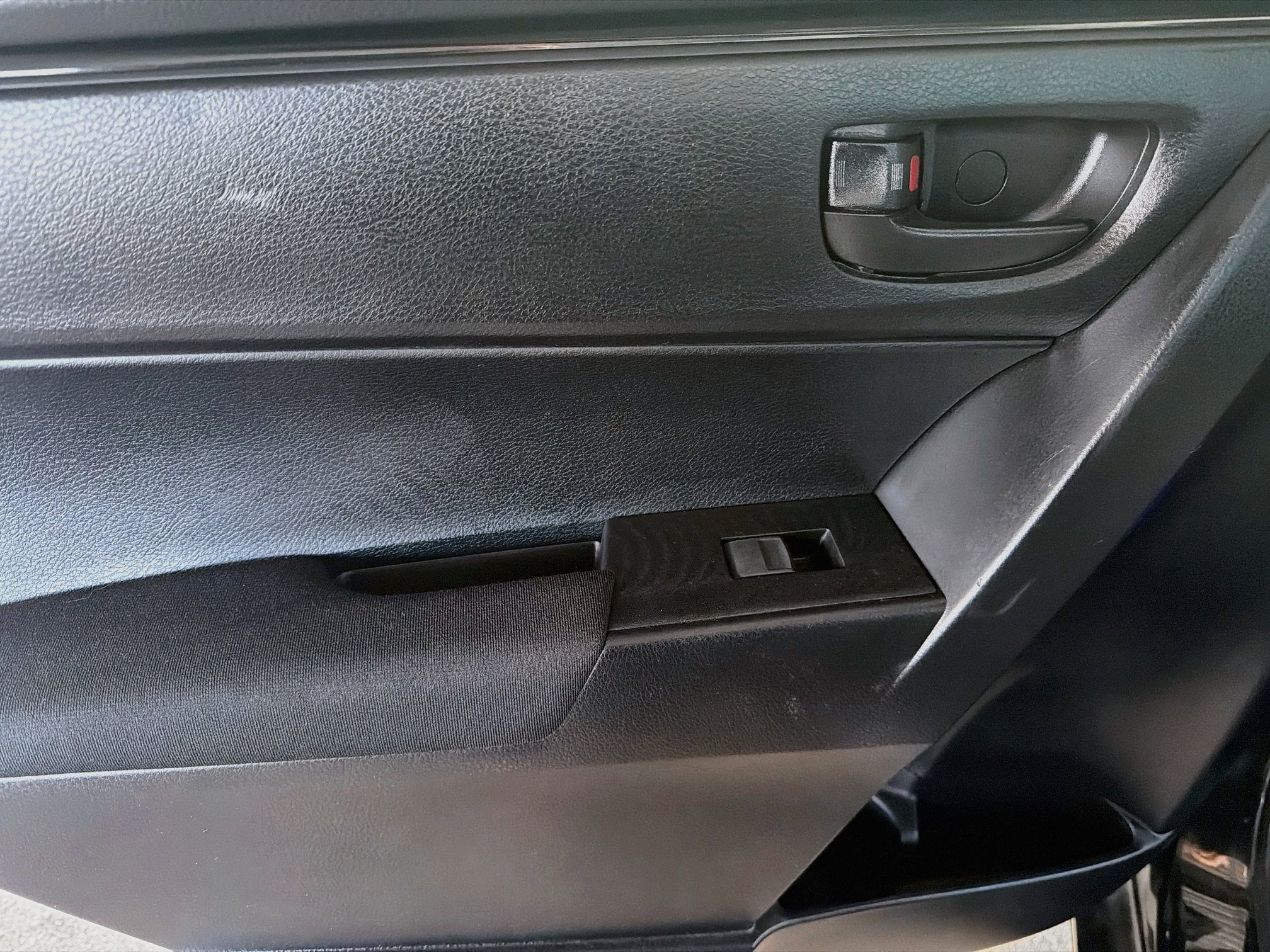 Used 2018 Toyota Corolla L FWD image 25