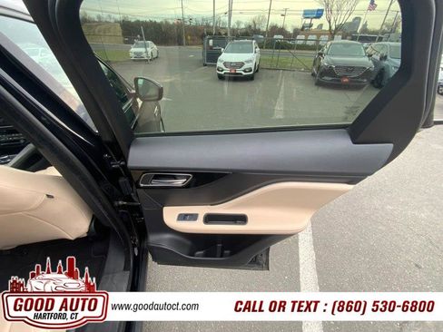 Used 2017 Jaguar F-PACE Premium image 15