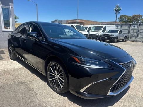 Used 2024 Lexus ES 300h w/ Premium Package FWD image 3