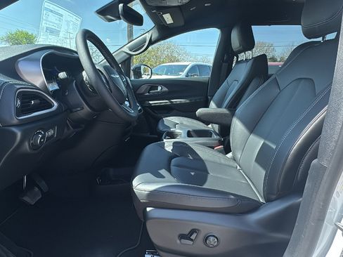 New 2026 Chrysler Pacifica Select image 9