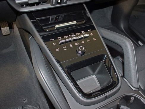 Certified 2025 Porsche Cayenne image 28