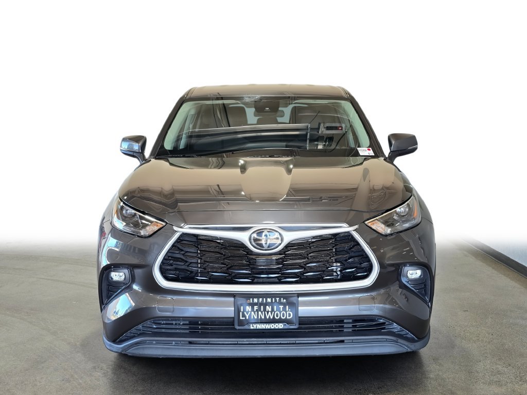 Used 2022 Toyota Highlander LE AWD/4WD image 2