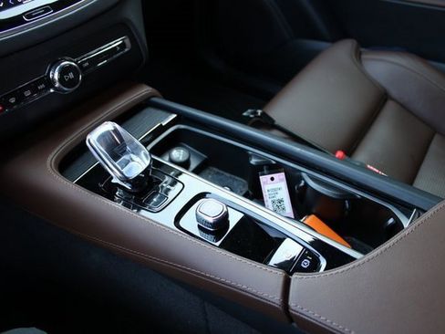 Used 2024 Volvo XC90 B6 Ultimate w/ Protection Package Premier image 29