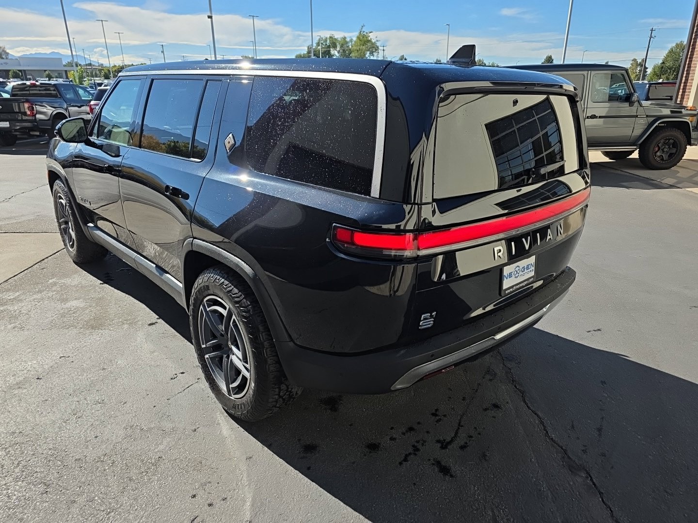 Used 2025 Rivian R1S Adventure Dual AWD/4WD image 25
