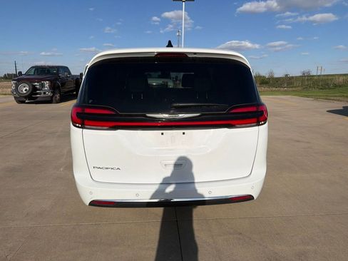Used 2025 Chrysler Pacifica Select FWD image 4