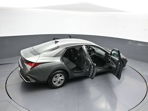 Certified 2025 Hyundai Elantra SE FWD image 43