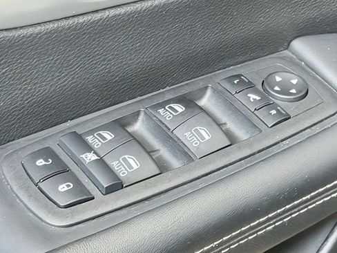 Used 2025 Chrysler Pacifica Limited FWD image 11
