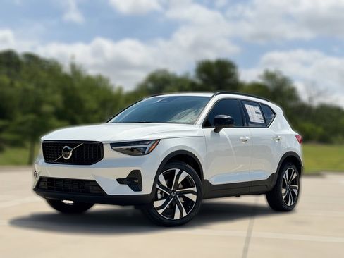 New 2026 Volvo XC40 B5 Plus w/ Climate Package AWD/4WD image 2