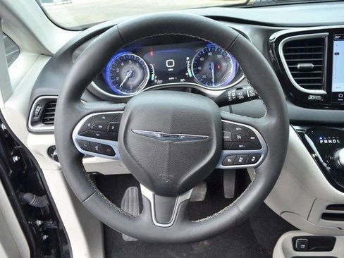 Used 2023 Chrysler Pacifica Touring-L image 19