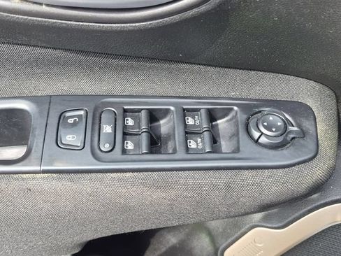 Used 2017 Jeep Renegade Latitude FWD image 13
