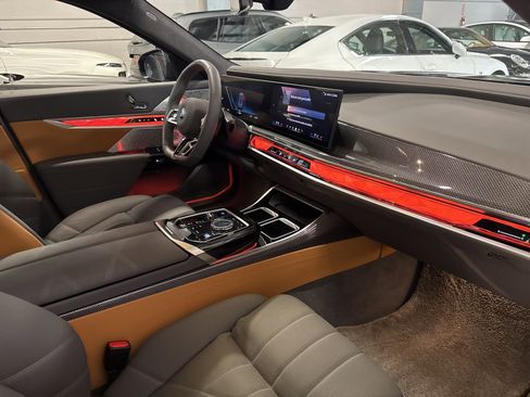 Used 2025 BMW i7 xDrive60 image 25