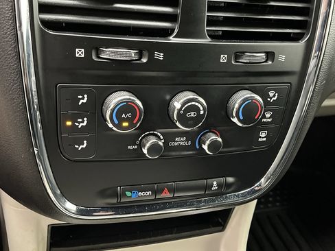Used 2017 Dodge Grand Caravan SXT FWD image 17