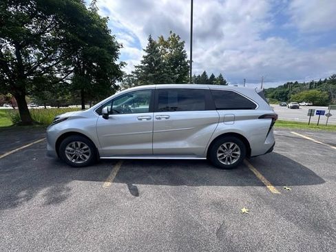 Used 2025 Toyota Sienna LE AWD/4WD image 6