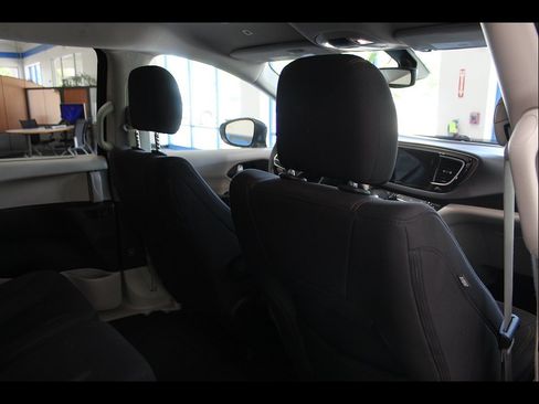 Used 2018 Chrysler Pacifica Touring Plus FWD image 19