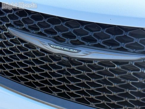 Used 2025 Chrysler Pacifica Limited image 33