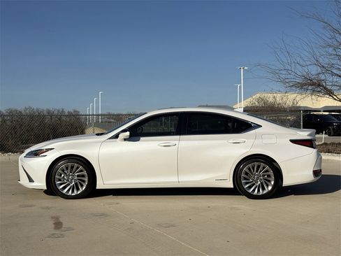 Used 2021 Lexus ES 300h Ultra Luxury w/ Accessory Package 2 image 3