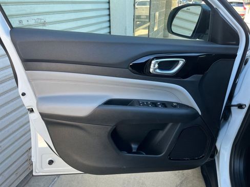 Used 2025 Jeep Compass Limited image 20