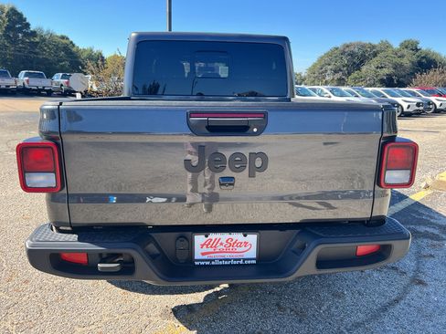 Used 2024 Jeep Gladiator Sport image 4