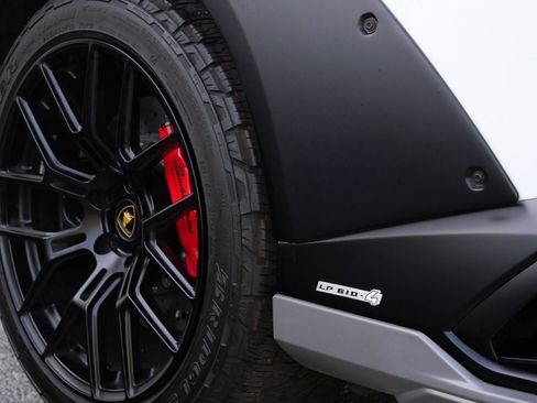 Used 2023 Lamborghini Huracan Sterrato image 12
