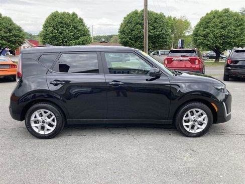 Used 2024 Kia Soul LX w/ Option Group 015 FWD image 4