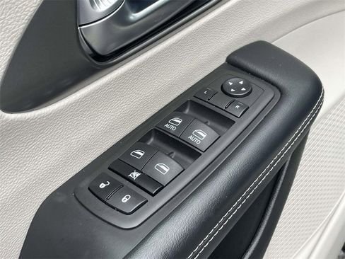 Used 2023 Chrysler Pacifica Touring-L image 18