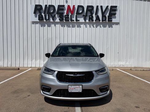 Used 2024 Chrysler Pacifica Touring-L FWD image 10