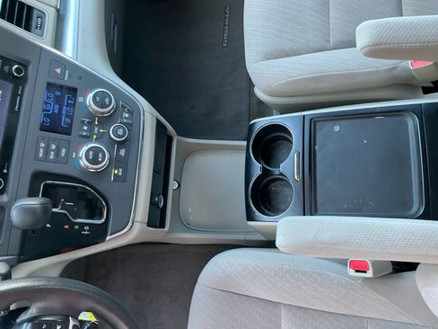 Used 2018 Toyota Sienna LE w/ Carpet Mat Package FWD image 15