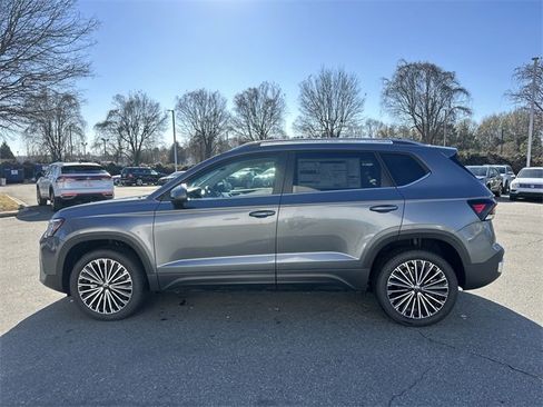 New 2026 Volkswagen Taos SE image 2