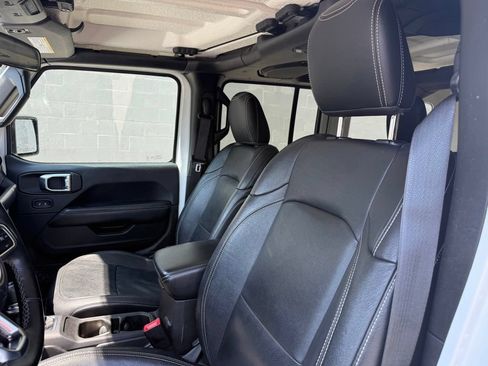 Used 2018 Jeep Wrangler Unlimited Sahara AWD/4WD image 21