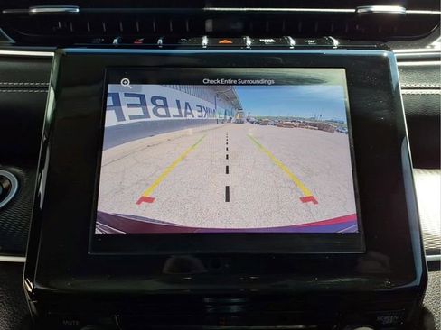 Used 2023 Jeep Grand Cherokee Laredo AWD/4WD image 19